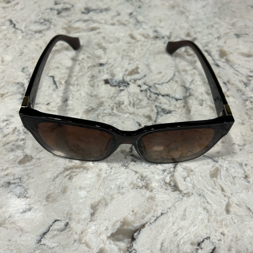 Burberry Sunglasses - Picture 6 of 6
